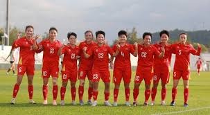 详解职业球员的钉鞋选择：天然草皮与人工草皮对抓地力的不同需求